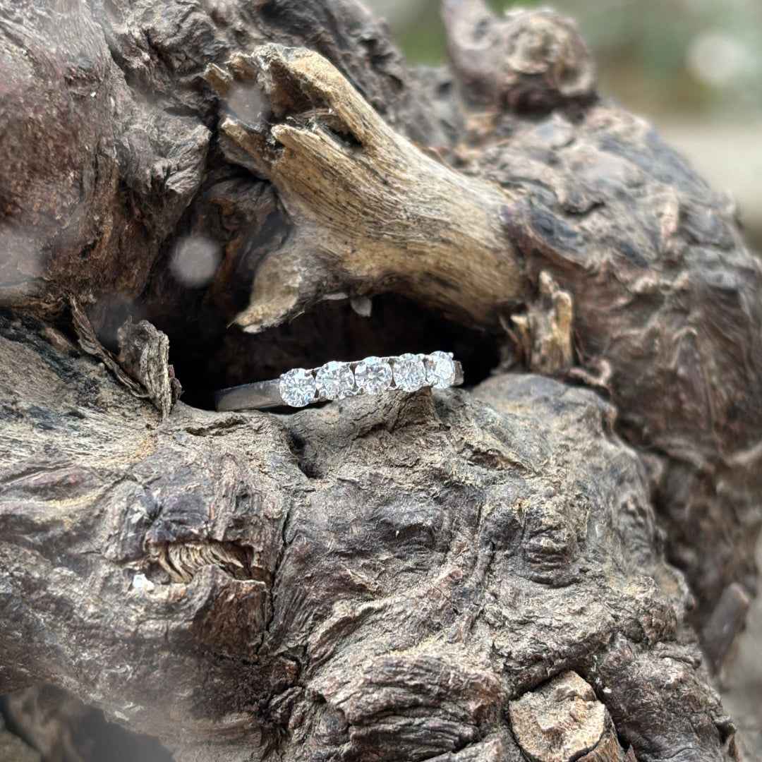 Éclat Unity Ring - Sterling Silver Rhodium Plated Moissanite 5 Stone Ring