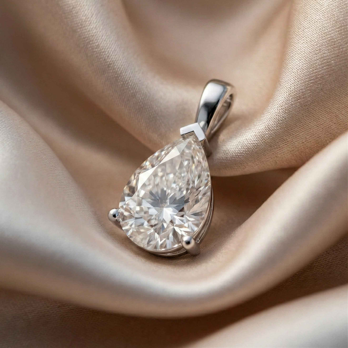 Éclat Pendant - Sterling Silver Rhodium Plated Moissanite Pendant